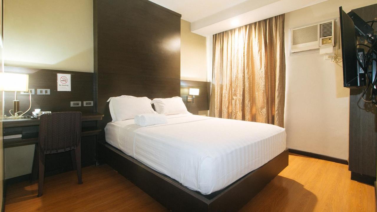 ลอเรนซ์โซ สวีท มาคาติ Hotel Makati City ภายนอก รูปภาพ